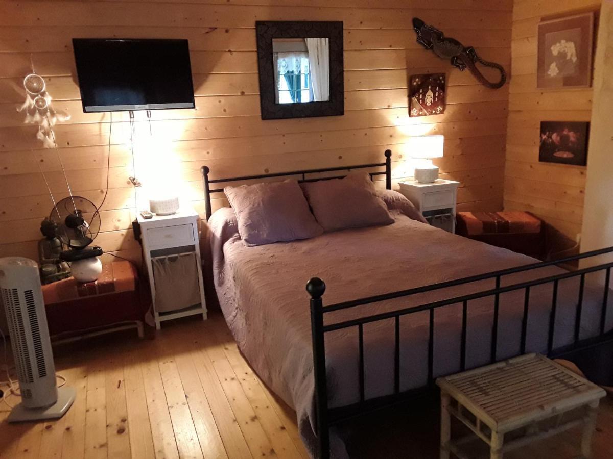 Le Chalet De La Grenouille Verte Tursac ภายนอก รูปภาพ